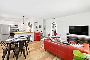 Lovely 2 BR Condo With Free Parking on Premises