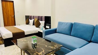 Stay 10 Parallel Apartment Hotel