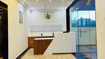 Stay 10 Parallel Apartment Hotel