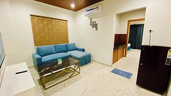 Stay 10 Parallel Apartment Hotel