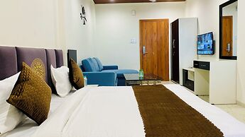 Stay 10 Parallel Apartment Hotel