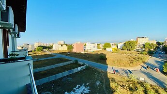 Stay 10 Parallel Apartment Hotel