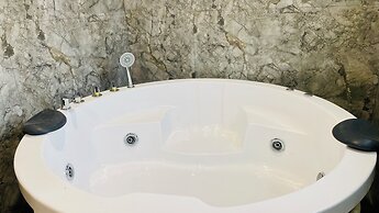 Stay 10 Parallel Apartment Hotel