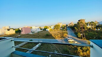 Stay 10 Parallel Apartment Hotel