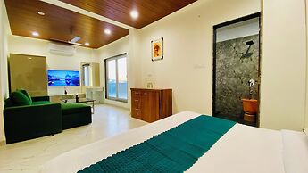 Stay 10 Parallel Apartment Hotel