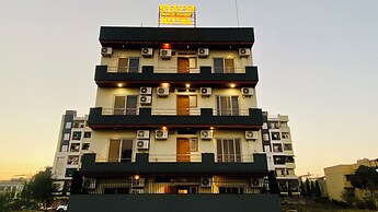 Stay 10 Parallel Apartment Hotel