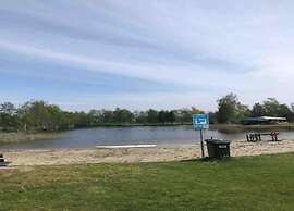 Tranquil Lakeside Stay for 4 Guests