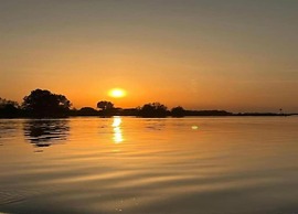 Tranquil Lakeside Stay for 4 Guests