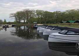 Tranquil Lakeside Stay for 4 Guests