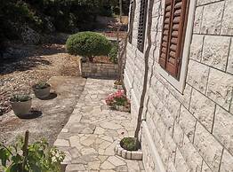 Cozy Robinson Crusoe-style House