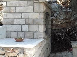 Cozy Robinson Crusoe-style House