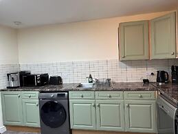 2br-sleeps6-parking-petsok-balcony-countryside