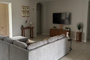 Family Friendly - Private Pool - Sleeps 10