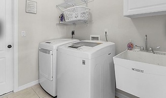 Family Friendly - Private Pool - Sleeps 10