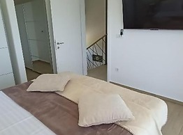 Villa Sunrise With Outdoor Pool