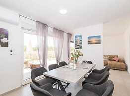 Villa Sunrise With Outdoor Pool