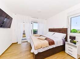 Villa Sunrise With Outdoor Pool