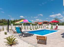 Villa Sunrise With Outdoor Pool