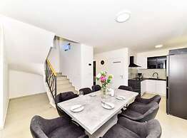 Villa Sunrise With Outdoor Pool