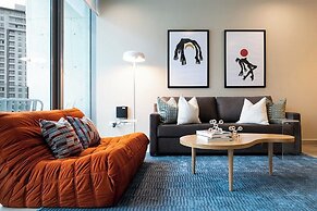 Modern Apts w Pool & Mountain View