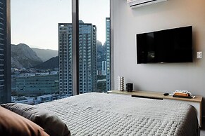 Modern Apts w Pool & Mountain View