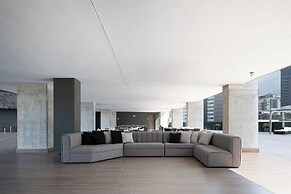 Modern Apts w Pool & Mountain View