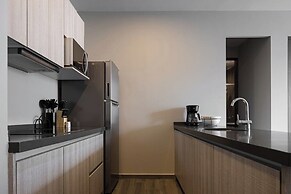 Modern Apts w Pool & Mountain View