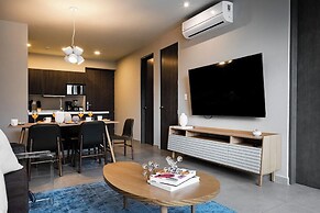 Modern Apts w Pool & Mountain View