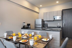 Modern Apts w Pool & Mountain View