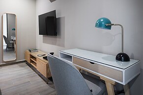 Modern Apts w Pool & Mountain View