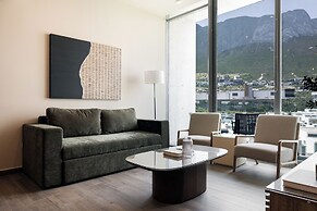 Modern Apts w Pool & Mountain View