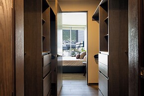 Modern Apts w Pool & Mountain View