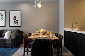 Modern Apts w Pool & Mountain View