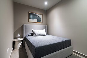 Modern Apts w Pool & Mountain View