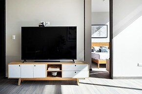 Modern Apts w Pool & Mountain View