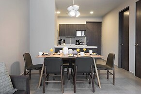 Modern Apts w Pool & Mountain View