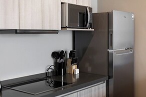 Modern Apts w Pool & Mountain View