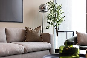 Modern Apts w Pool & Mountain View