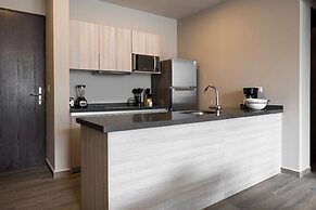 Modern Apts w Pool & Mountain View