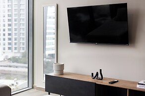 Modern Apts w Pool & Mountain View