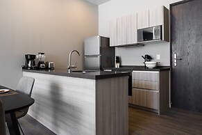 Modern Apts w Pool & Mountain View