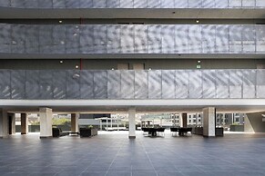 Modern Apts w Pool & Mountain View