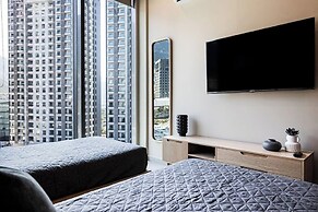 Modern Apts w Pool & Mountain View