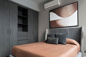 Modern Apts w Pool & Mountain View