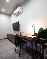 Modern Apts w Pool & Mountain View