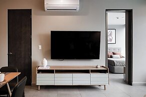 Modern Apts w Pool & Mountain View