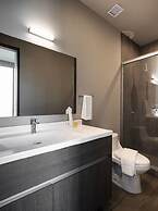 Modern Apts w Pool & Mountain View