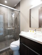 Modern Apts w Pool & Mountain View