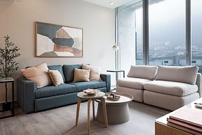 Modern Apts w Pool & Mountain View