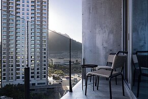 Modern Apts w Pool & Mountain View